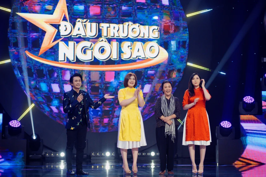 Tuyết Mai, Xuân Nghi nghe nhận xét từ ban giám khảo. Tuyết Mai, Xuân Nghi nghe nhận xét từ ban giám khảo.