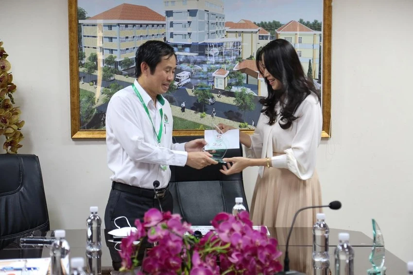 MC Quỳnh Hoa gửi ủng hộ từ chương trình. MC Quỳnh Hoa gửi ủng hộ từ chương trình.