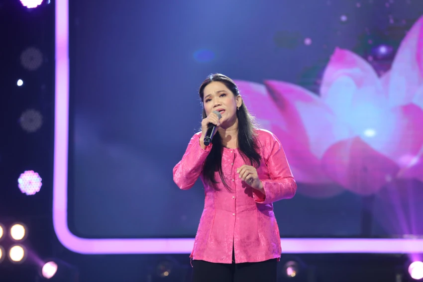 Chị Kim hát trong chương trình. Chị Kim hát trong chương trình.