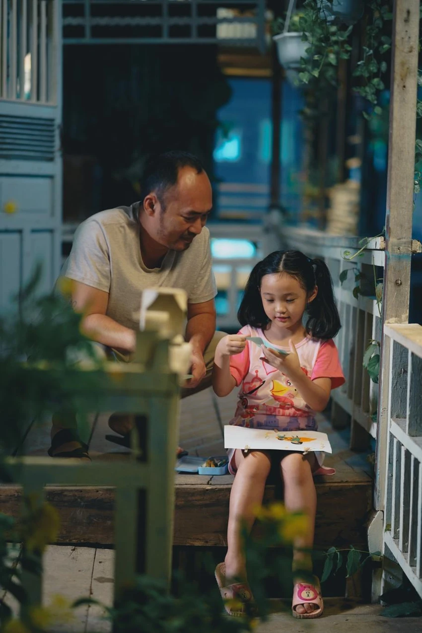 Bảo Thi cho biết từ những ngày quay đầu, Tiến Luật đã đối xử với bé thân thiết như con gái ruột.
