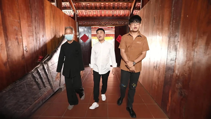 Cô Ba dắt hai nhân vật tham quan. Cô Ba dắt hai nhân vật tham quan.
