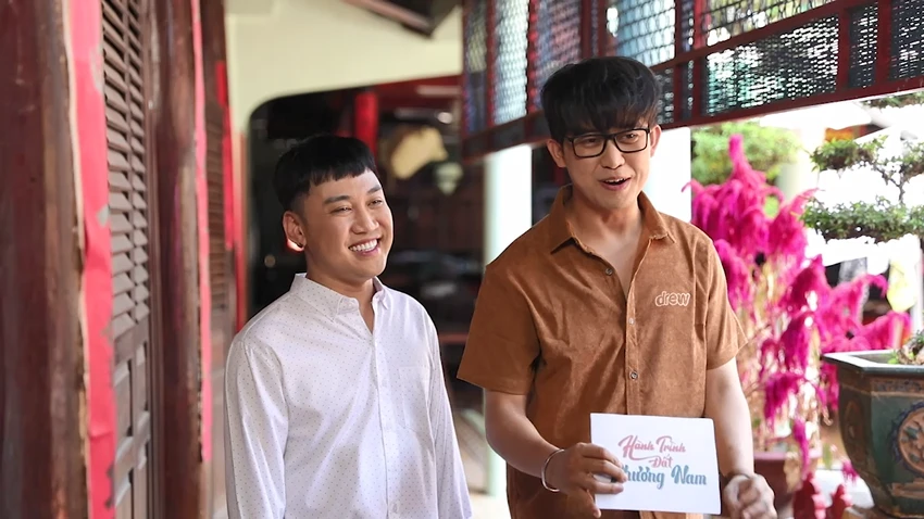 Hai nhân vật tại Nhà lớn Long Sơn. Hai nhân vật tại Nhà lớn Long Sơn.