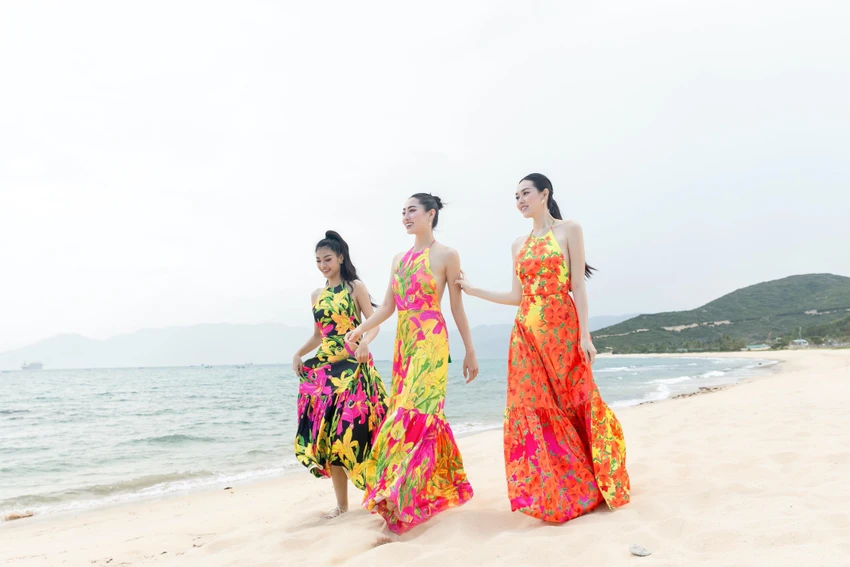 Cả ba cô nàng khám phá bãi biển.