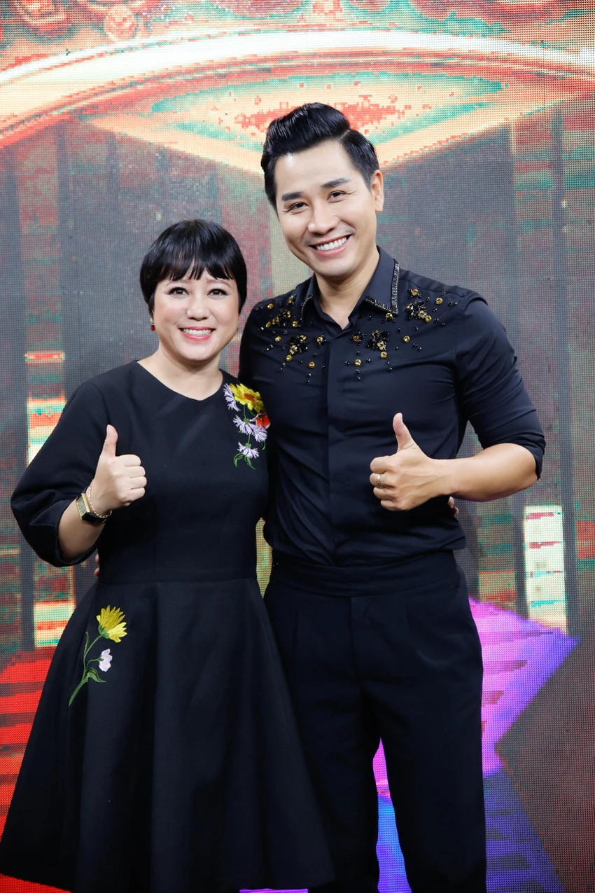Ngọc Linh chụp ảnh kỷ niệm với chương trình. Ngọc Linh chụp ảnh kỷ niệm với chương trình.
