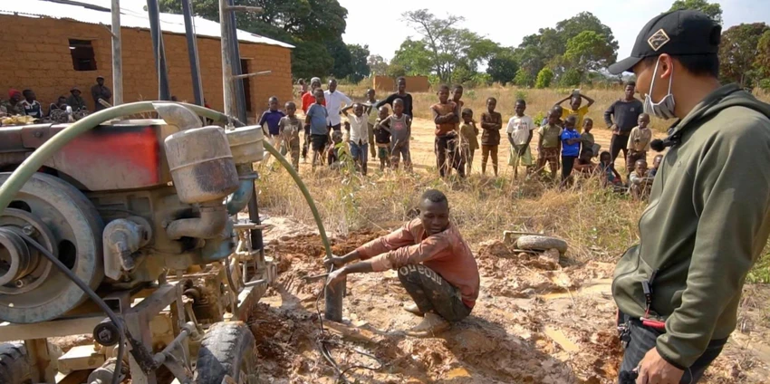 Giếng nước đang được đào tại Angola. Giếng nước đang được đào tại Angola.