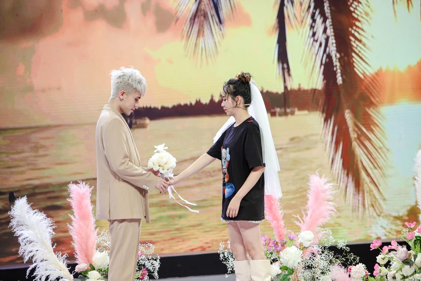Phương Đông nắm tay Chi Nguyễn và từ chối. Phương Đông nắm tay Chi Nguyễn và từ chối.