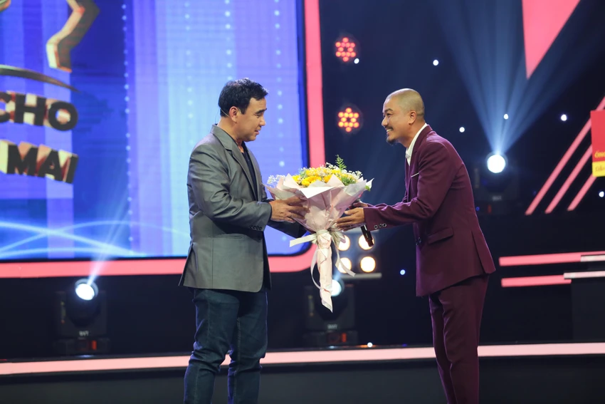 Anh Long nhận hoa từ chương trình. Anh Long nhận hoa từ chương trình.