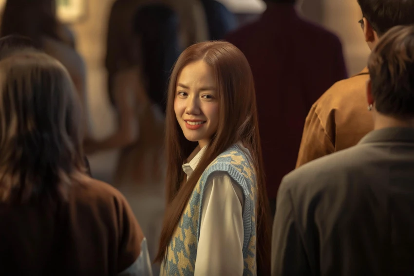 Cô gái quay lại mỉm cười trong MV. Cô gái quay lại mỉm cười trong MV.