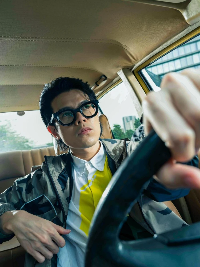 Hình ảnh chàng trai trong MV. Hình ảnh chàng trai trong MV.