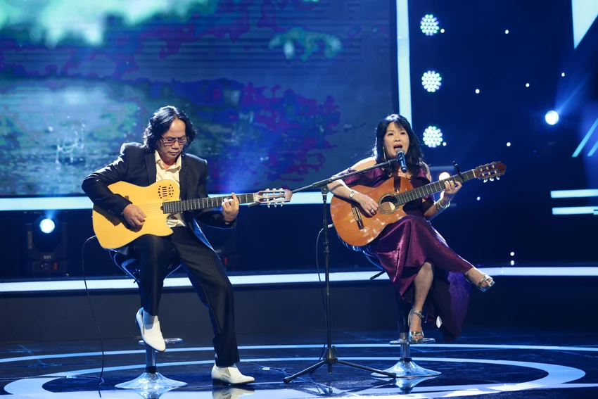 Bác sĩ Thủy cùng chồng trình diễn ca khúc Diễm xưa. Bác sĩ Thủy cùng chồng trình diễn ca khúc Diễm xưa.