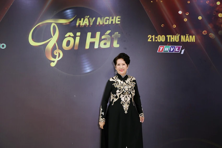 Danh ca Phương Dung xuất hiện tại chương trình. Danh ca Phương Dung xuất hiện tại chương trình.