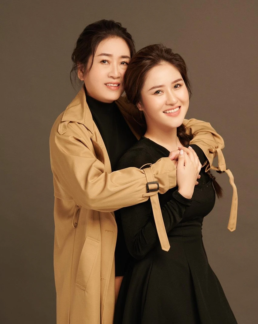 Thí sinh Lê Thu Uyên và mẹ. Ảnh: CTCC