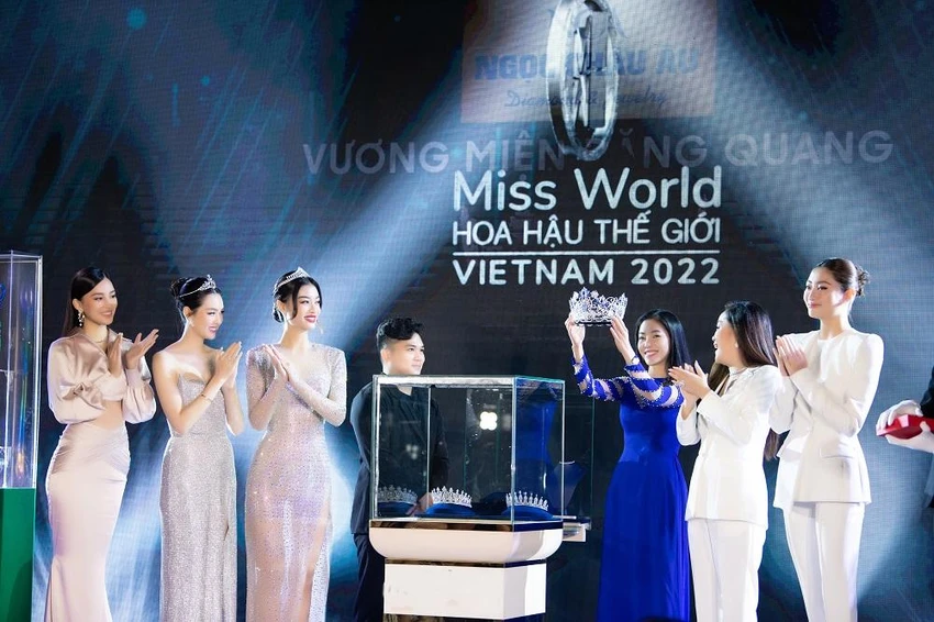 Hình ảnh chiếc vương miện được lấy ra. Hình ảnh chiếc vương miện được lấy ra.