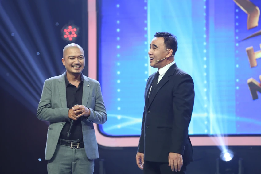 Anh Long và MC Quyền Linh. Anh Long và MC Quyền Linh.