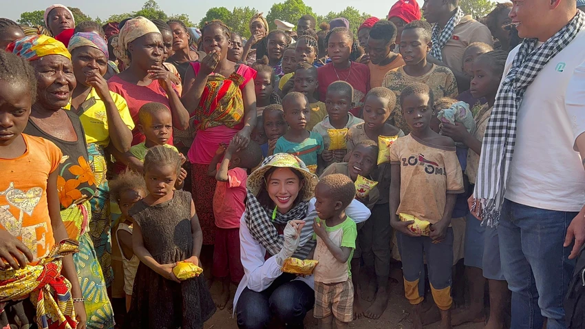 Hình ảnh Thùy Tiên và người dân Angola. Ảnh: SV Hình ảnh Thùy Tiên và người dân Angola. Ảnh: SV
