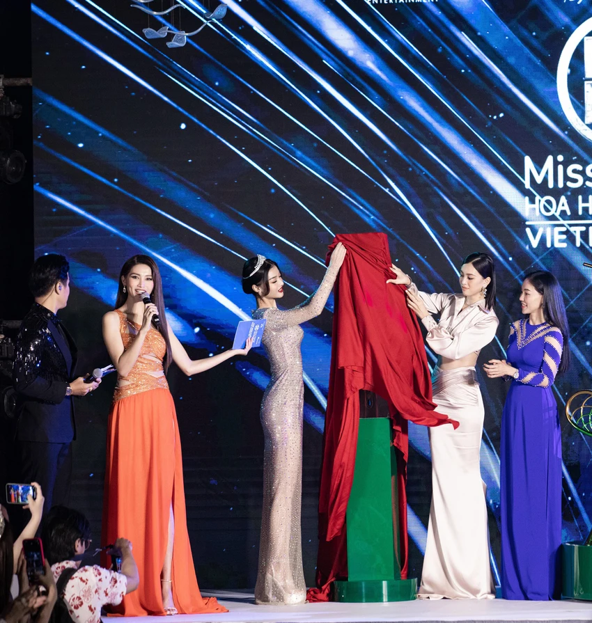 Hình ảnh vương miện được hé lộ. Hình ảnh vương miện được hé lộ.