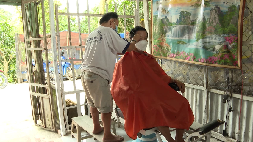 Hình ảnh anh Đức cắt tóc chương trình. Ảnh: CTCC Hình ảnh anh Đức cắt tóc chương trình. Ảnh: CTCC