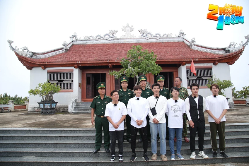 Sáu cast chụp hình cùng các chiến sĩ. Sáu cast chụp hình cùng các chiến sĩ.