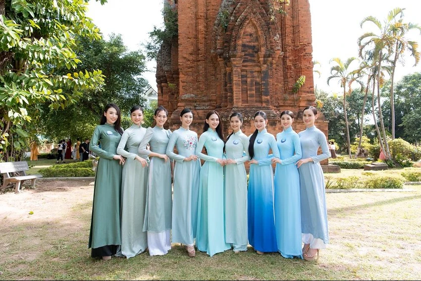 Các thí sinh chụp hình với nhau. Các thí sinh chụp hình với nhau.