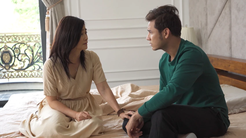 Thiên trao đổi với bà Bình. Ảnh: SV Thiên trao đổi với bà Bình. Ảnh: SV