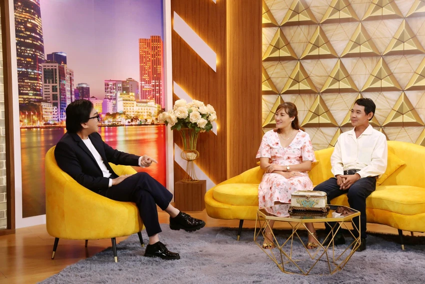 Hai anh chị chia sẻ với chương trình. Hai anh chị chia sẻ với chương trình.