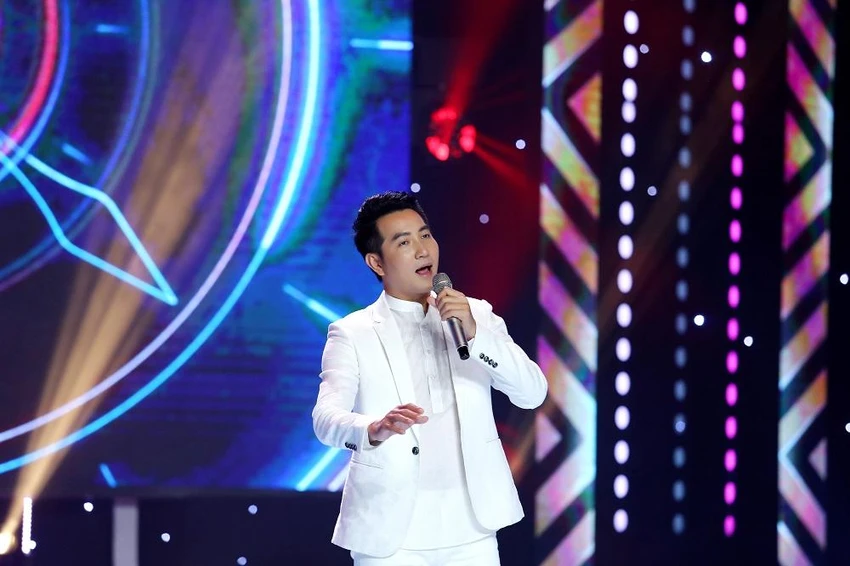 Giám khảo Nguyễn Phi Hùng.