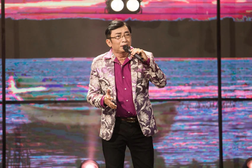 Ca nhạc sĩ Đình Văn thể hiện lại 'Hoàng hôn màu tím'. Ca nhạc sĩ Đình Văn thể hiện lại 'Hoàng hôn màu tím'.