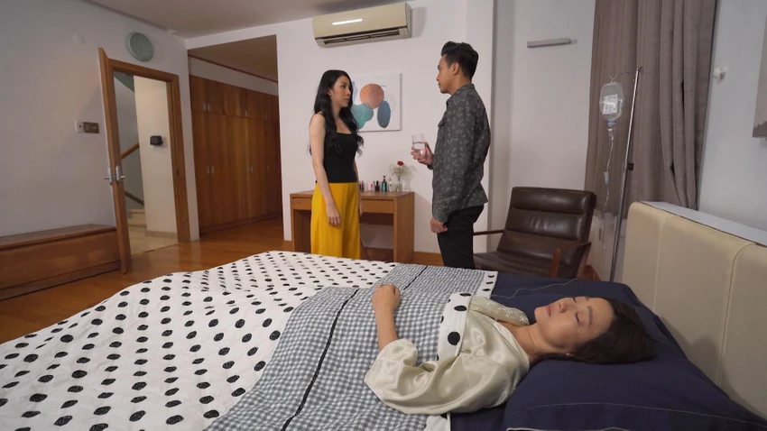 Khôi tận tình chăm sóc bà Cúc. Khôi tận tình chăm sóc bà Cúc.