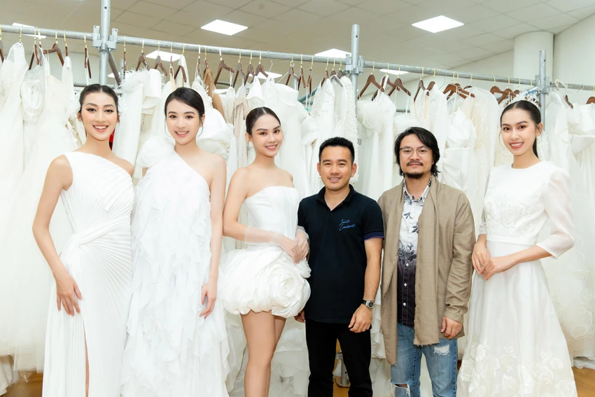 Nhà thiết kế cùng đạo diễn chương trình. Nhà thiết kế cùng đạo diễn chương trình.