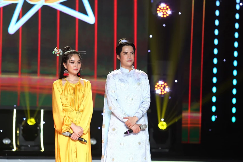 Cả hai nghe nhận xét từ ban giám khảo.