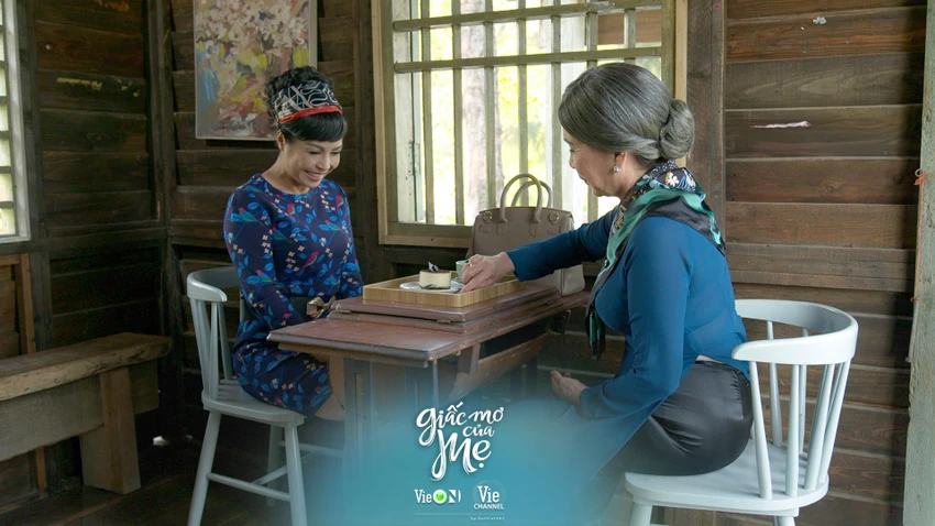 Bà Xuân tìm đến quán cà phê. Bà Xuân tìm đến quán cà phê.