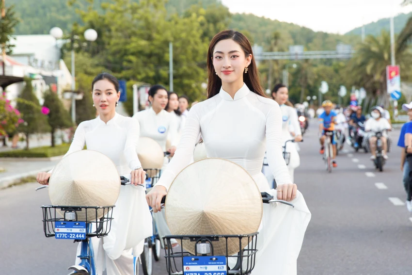 Hoa hậu Lương Thùy Linh cùng các thí sinh đạp xe dọc thành phố. Hoa hậu Lương Thùy Linh cùng các thí sinh đạp xe dọc thành phố.