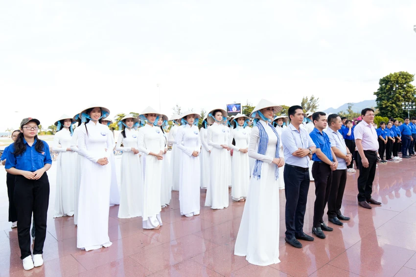 Các thí sinh tưởng niệm tại quảng trường. Các thí sinh tưởng niệm tại quảng trường.