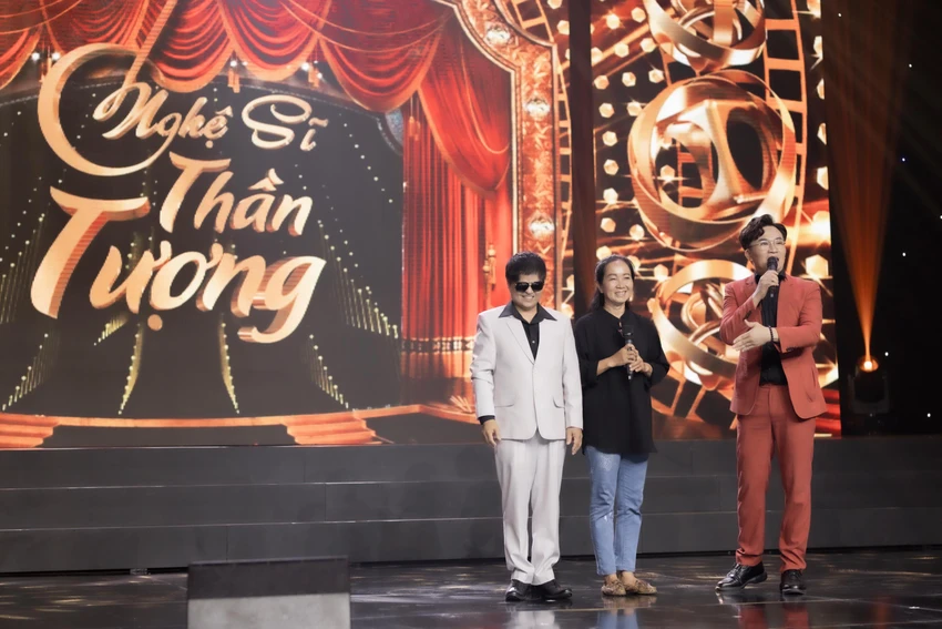 Hoàng Phước và vợ trên sân khấu. Hoàng Phước và vợ trên sân khấu.