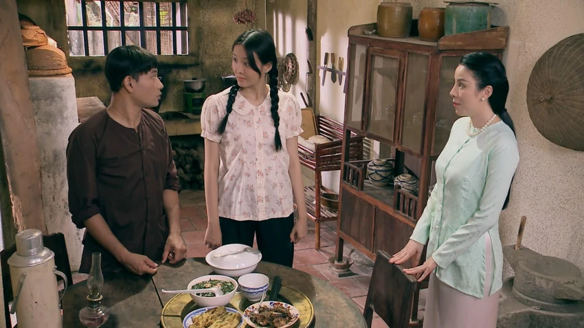 Huệ lại đến nhà bà Phú. Huệ lại đến nhà bà Phú.