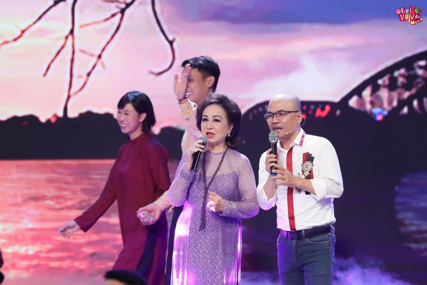 NSƯT Hồng Vân song ca cùng nhà báo Minh Đức. NSƯT Hồng Vân song ca cùng nhà báo Minh Đức.