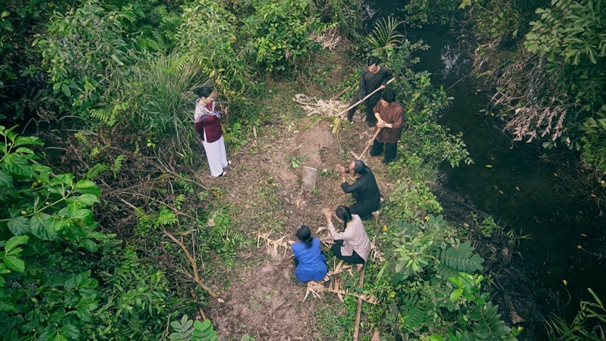 Bà hai tung chiêu độc. Bà hai tung chiêu độc.