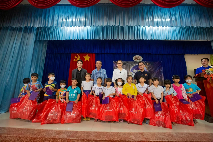 Hình ảnh các em nhận quà.