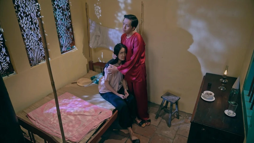 Lương an ủi Huệ. Lương an ủi Huệ.