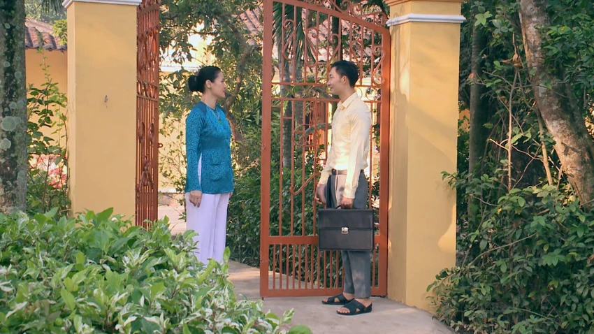 Phan đến gặp bà Phú. Phan đến gặp bà Phú.