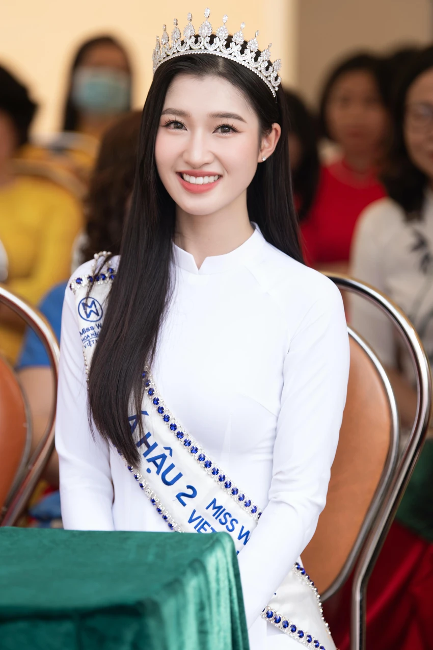Á hậu Phương Nhi tươi tắn, rạng rỡ trong ngày trở về trường sau khi đăng quang. Á hậu Phương Nhi tươi tắn, rạng rỡ trong ngày trở về trường sau khi đăng quang.