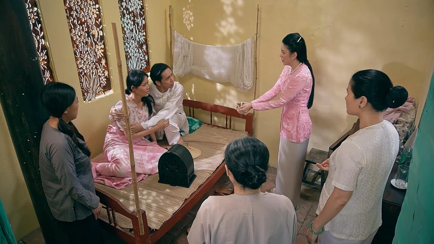 Thúy lục tìm nữ trang trong phòng Huệ. Ảnh: SV Thúy lục tìm nữ trang trong phòng Huệ. Ảnh: SV