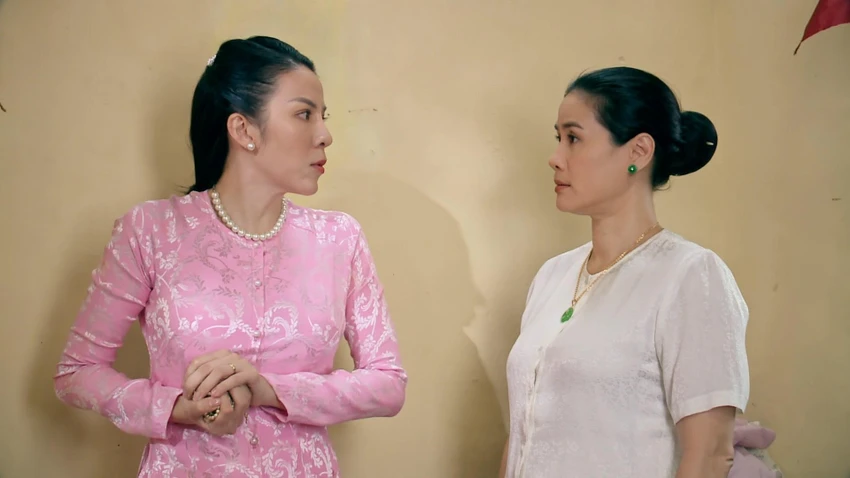Thúy lấy lại vàng không cho ai đụng vào bộ trang sức của mình. Thúy lấy lại vàng không cho ai đụng vào bộ trang sức của mình.