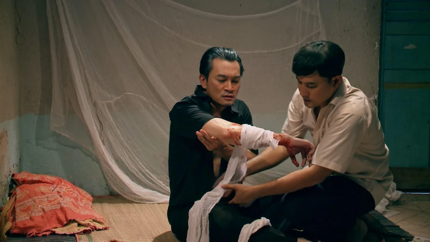 Thành băng bó vết thương cho Hai Thiện. Thành băng bó vết thương cho Hai Thiện.