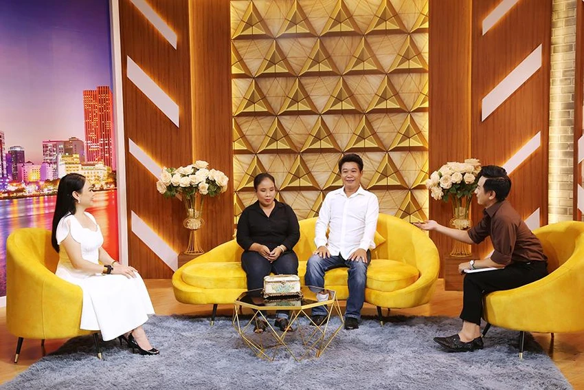 Hai anh chị chia sẻ với chương trình. Hai anh chị chia sẻ với chương trình.