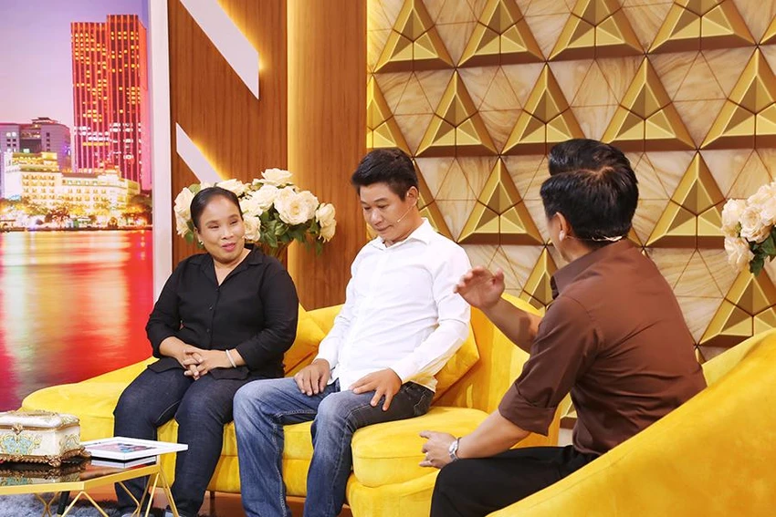 Đình Toàn chia sẻ với hai vợ chồng. Đình Toàn chia sẻ với hai vợ chồng.