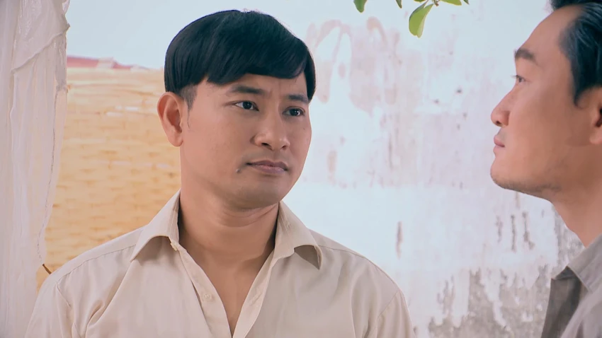 Thành nói chuyện với Hai Thiện.