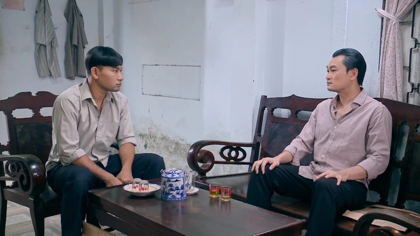 Thành hồ hởi khoe với Hai Thiện. Thành hồ hởi khoe với Hai Thiện.