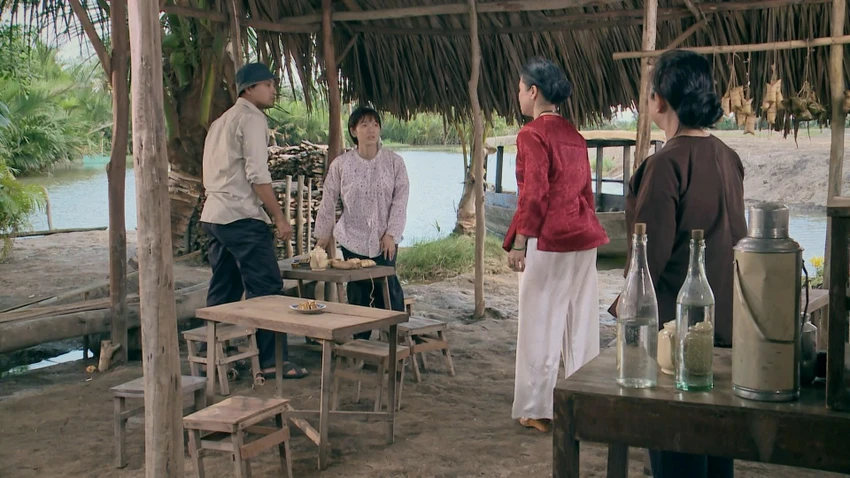 Thành giận dỗi bỏ chạy khi gặp lại bà ngoại. Thành giận dỗi bỏ chạy khi gặp lại bà ngoại.