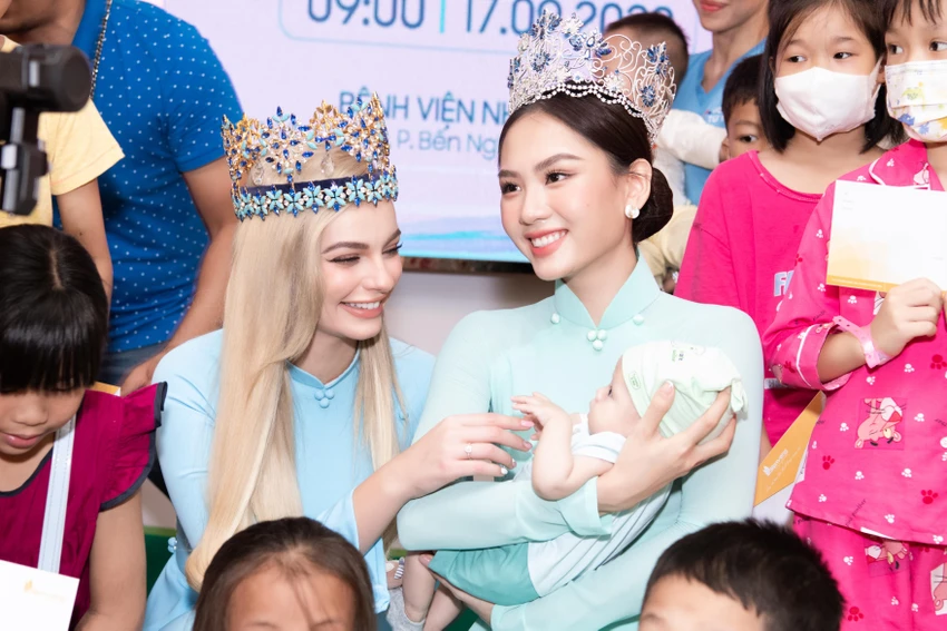 Cả hai nàng hậu rạng rỡ tại bệnh viện Nhi Đồng 1. Ảnh: SV Cả hai nàng hậu rạng rỡ tại bệnh viện Nhi Đồng 1. Ảnh: SV
